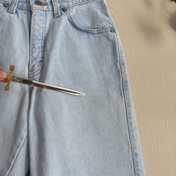 Vintage Native Blue Levi’s light wash Jean shorts - Picture 5 of 7